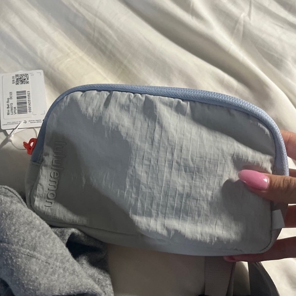 Lululemon mini belt bag Vapor - Picture 2 of 4
